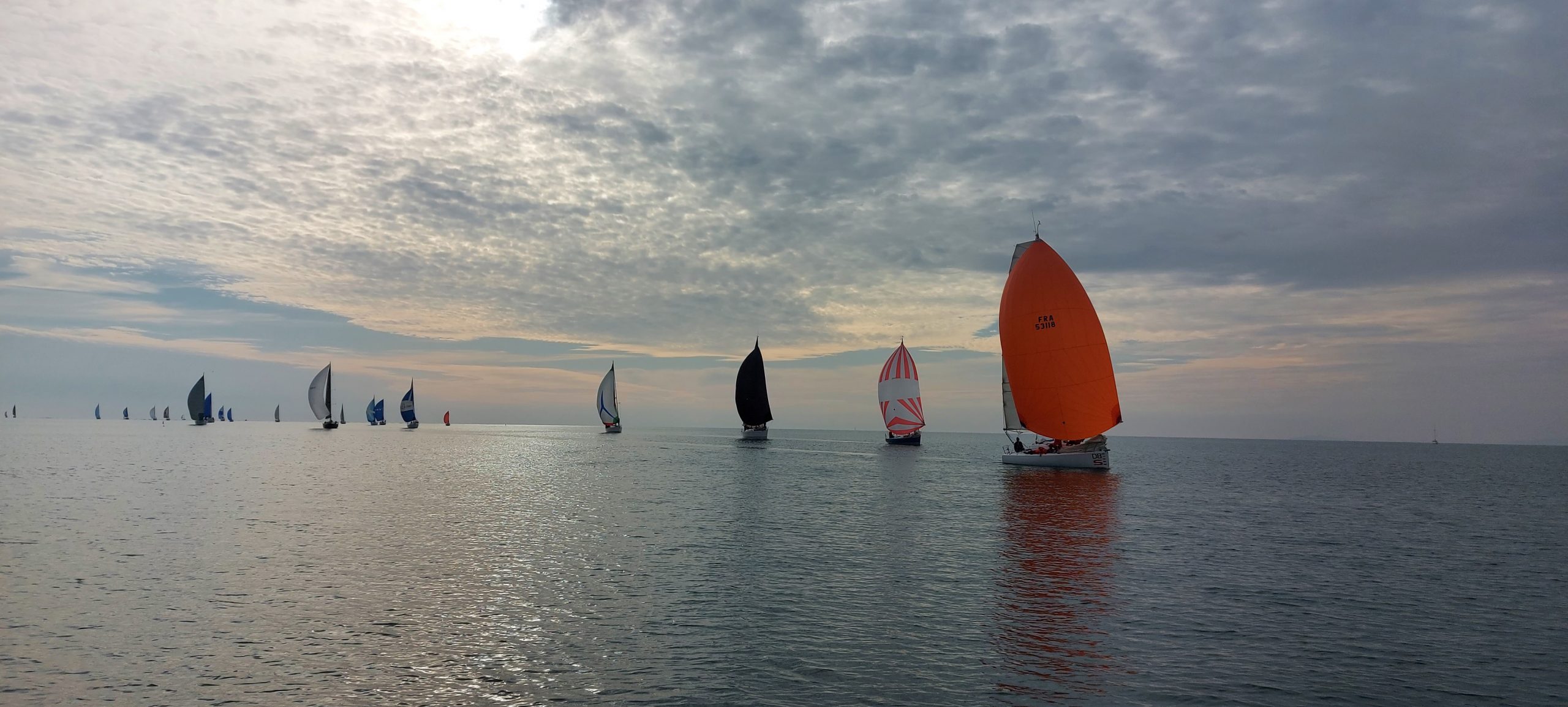 You are currently viewing 49 bateaux sur la ligne de départ lors du Trophée de la Baie d’Aigues-Mortes