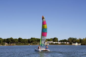 Trimaran sur le lac de Villeneuve de la Raho