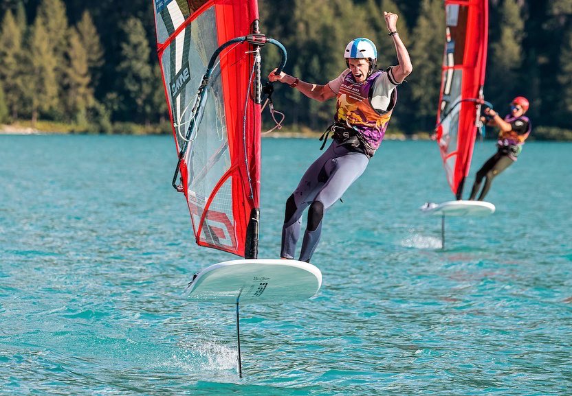 You are currently viewing Noé Garandeau sacré Champion du Monde Jeune en IQFoil, discipline olympique