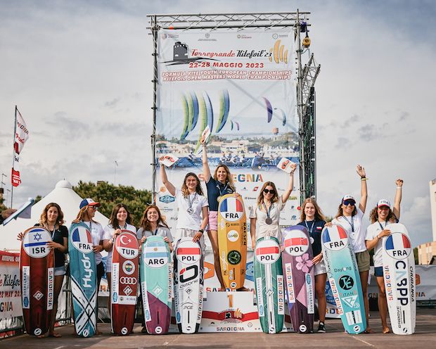 You are currently viewing HISTORIQUE ! L’équipe de France Jeunes en Kitefoil défient l’Olympe avec des Performances Époustouflantes !