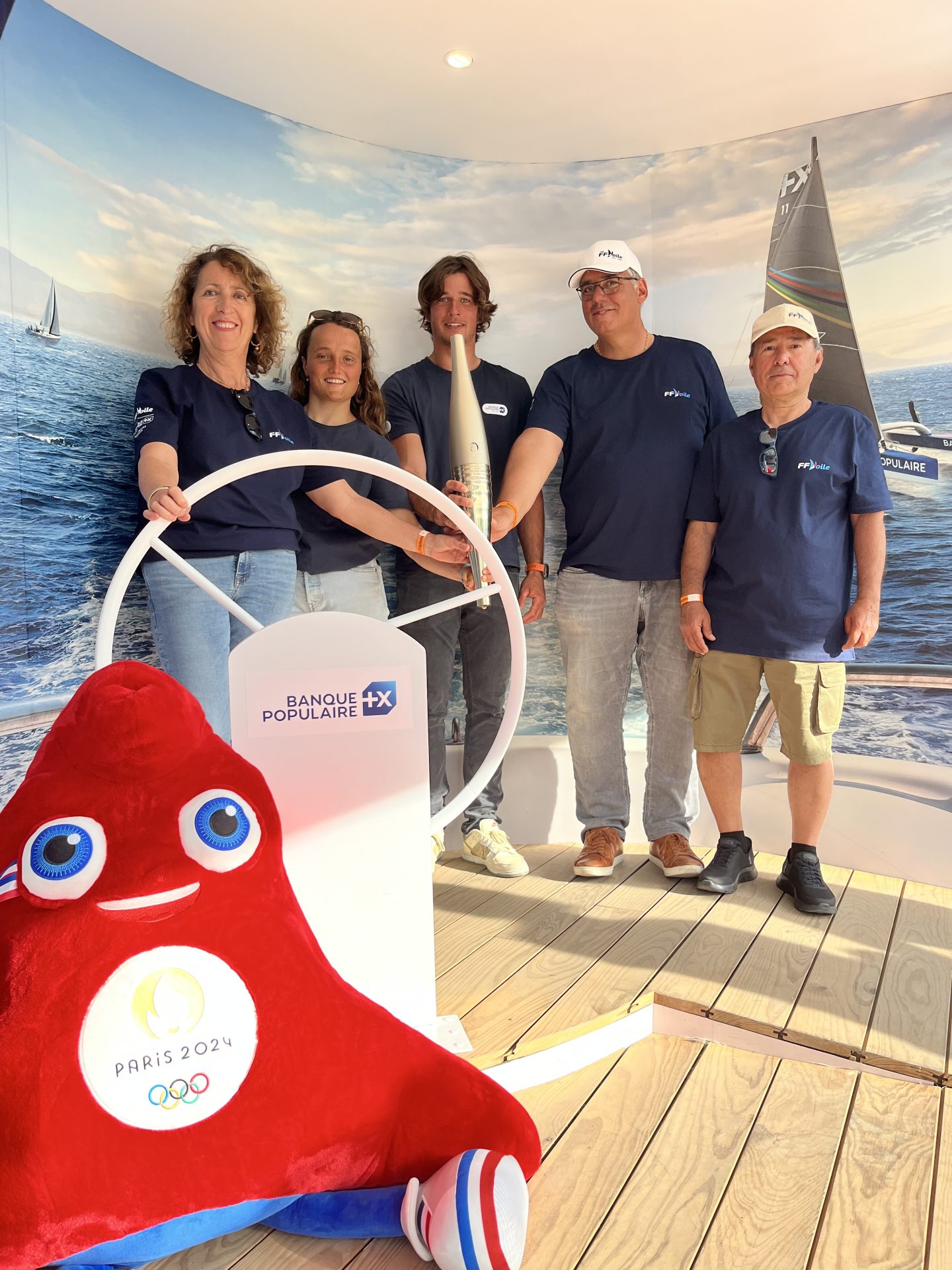 You are currently viewing Stand FFVoile sur le passage du Relais de la Flamme Olympique