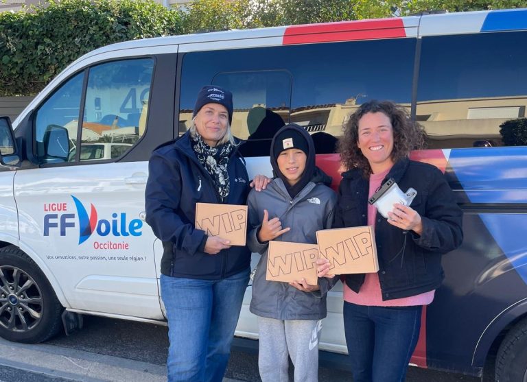 Des radios pour améliorer les entraînements et les  compétitions Wingfoil des jeunes