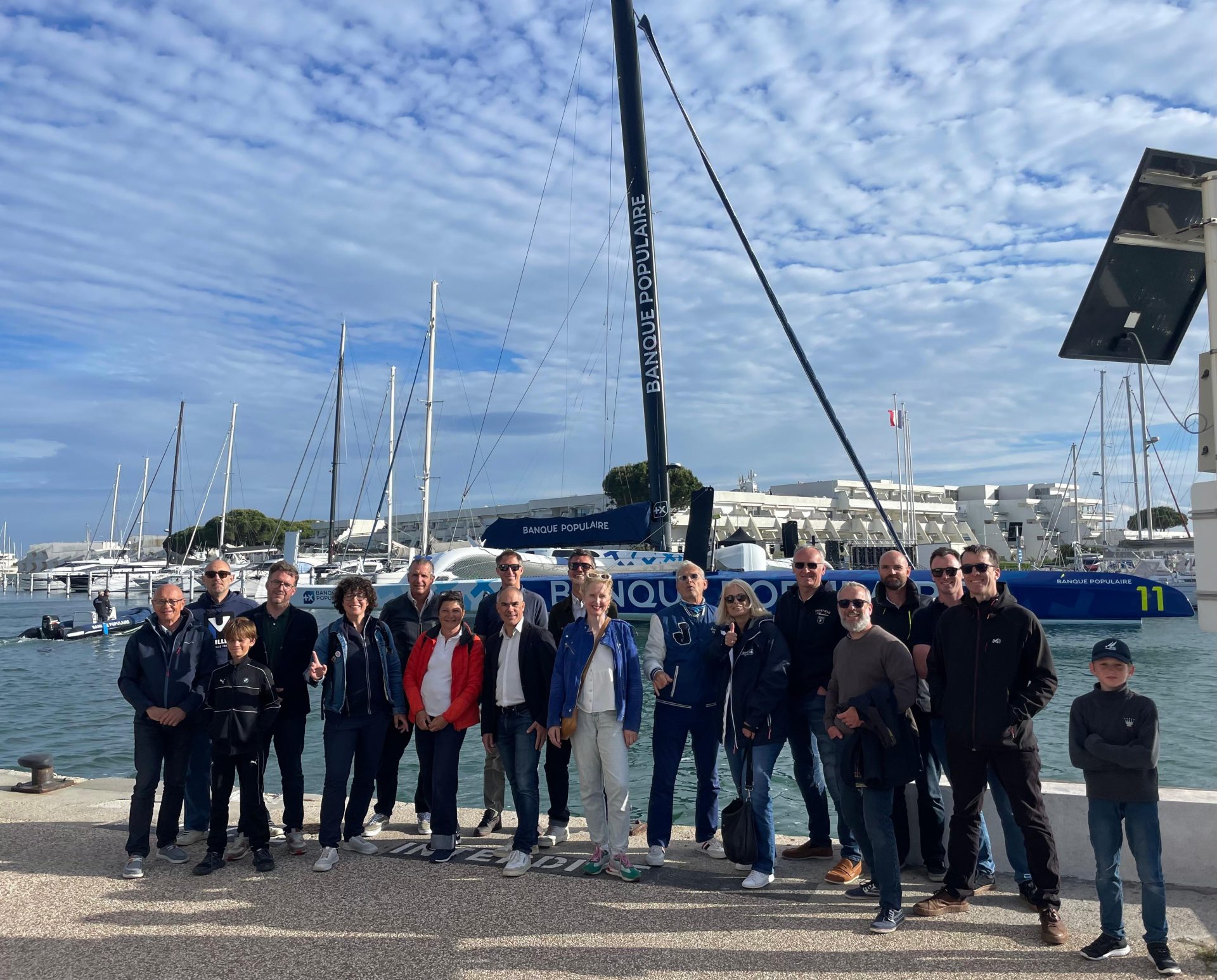 You are currently viewing Le Club Entreprises de la Ligue de Voile Occitanie embarque au cœur du Maxi Trimaran Banque Populaire XI